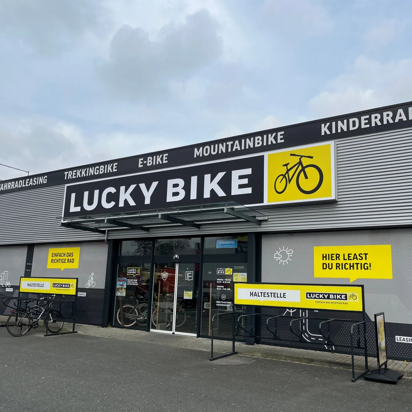 Lucky Bike Paderborn startet mit "frischer Aussenwerbung" in die neue Saison!