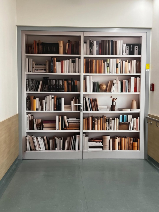 Eine Tür, die Geschichten erzählt.